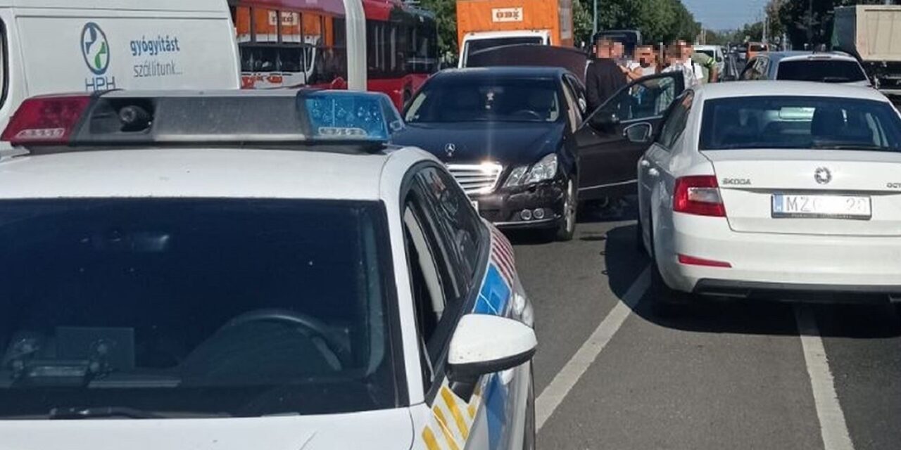 Zuglóban csaptak le a gazdaságvédelmi nyomozók, elállták a piros lámpánál várakozó fekete Mercedes útját