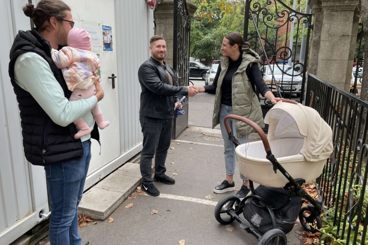 Még egy babakocsit is lenyúlt a pofátlan tolvaj a zuglói lakóparkból