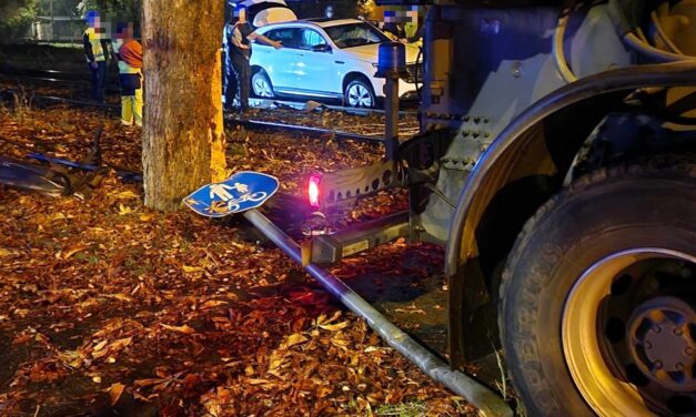 Pördülés és ütközés a 2. kerületi éjszakában, a villamossíneken állt meg az elszabadult Mercedes HELYSZÍNI FOTÓKKAL!