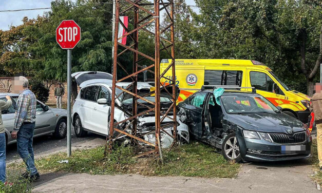 Nem számított az elsőbbségadás kötelező tábla: hatalmas csattanás rázta meg a 18. kerületet, durván összeroncsolódtak a karambolozó autók – fotók a helyszínről