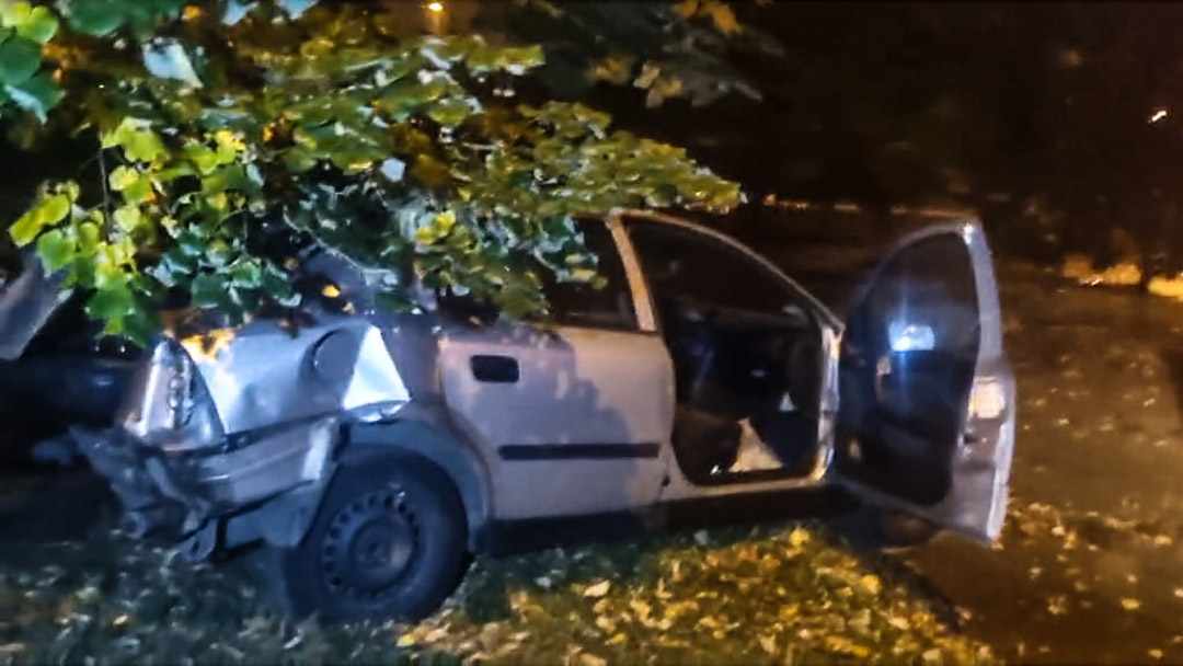 Szörnyű baleset Zuglóban: kirepült az utas a Róna utcán megpördülő Opelből – sokkoló fotók a helyszínről