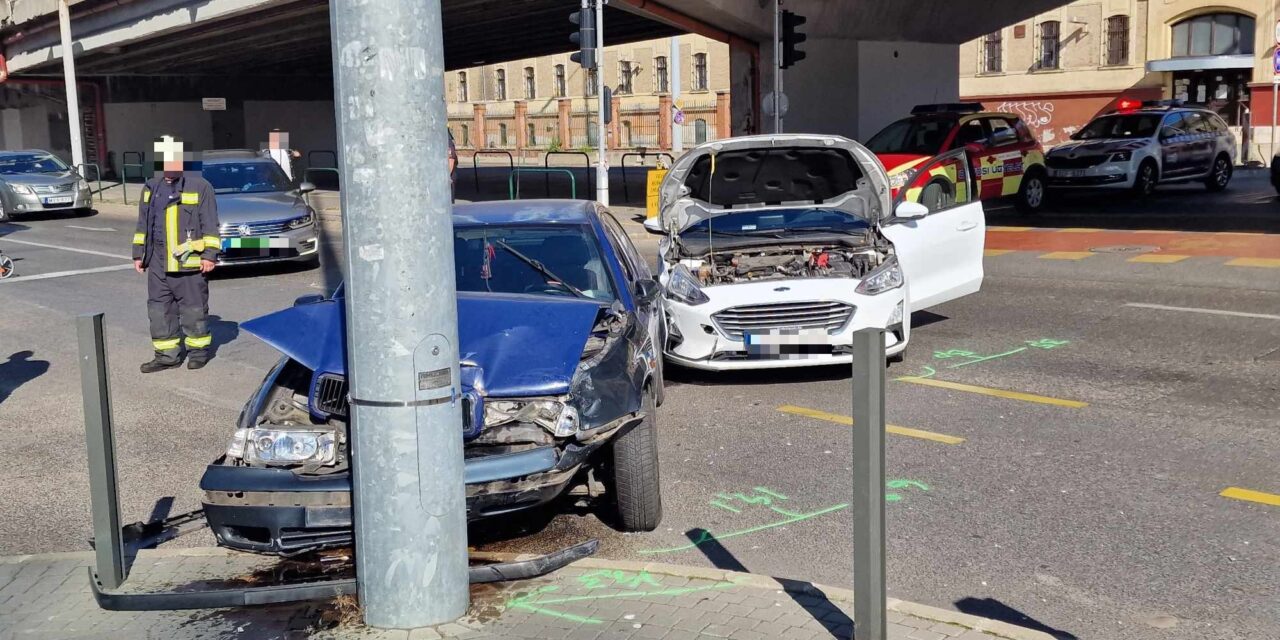 Karambol a népligeti felüljáró alatt – Ford és Skoda ütközött a Fradi stadionjánál HELYSZÍNI FOTÓKKAL!