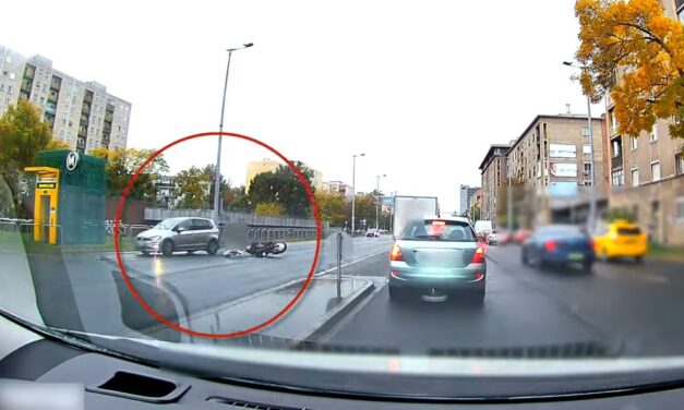 Szabálytalanul megforduló autós miatt szenvedett balesetet egy motoros az Üllői úton: hatalmas erejű volt az ütközés – VIDEÓ