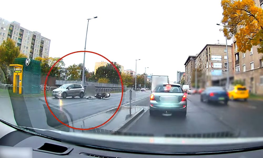 Szabálytalanul megforduló autós miatt szenvedett balesetet egy motoros az Üllői úton: hatalmas erejű volt az ütközés – VIDEÓ