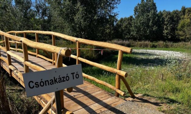 Víz nélküli csónakázótóra bukkant egy magyar politikus Máriapócson: fotókon az újabb botrányos EU-s projekt