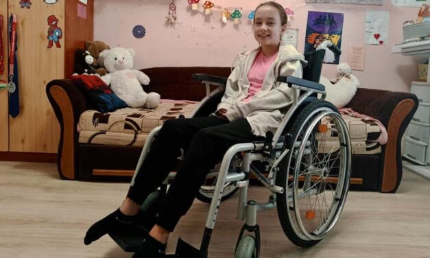 „Dóri apránként tudja majd csak a járást újra tanulni, de egy iszonyatosan kemény harcos” – másodszor is megműtötték a kislányt, aki egy rejtélyes betegségben szenved