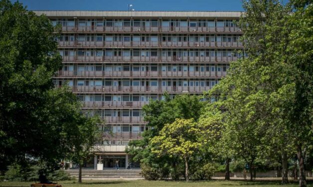 Hetek óta nem működik a lift a Jahn Ferenc kórházban, a mozgásszervi betegeknek lépcsőzniük kell