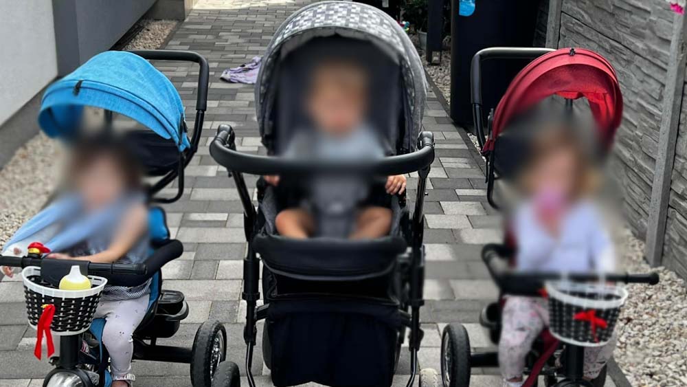 „Nagyon nehéz ez most” – Nyaralni ment a házaspár, de baleset miatt nem értek oda, árván maradtak a 20 hónapos ikerlányaik