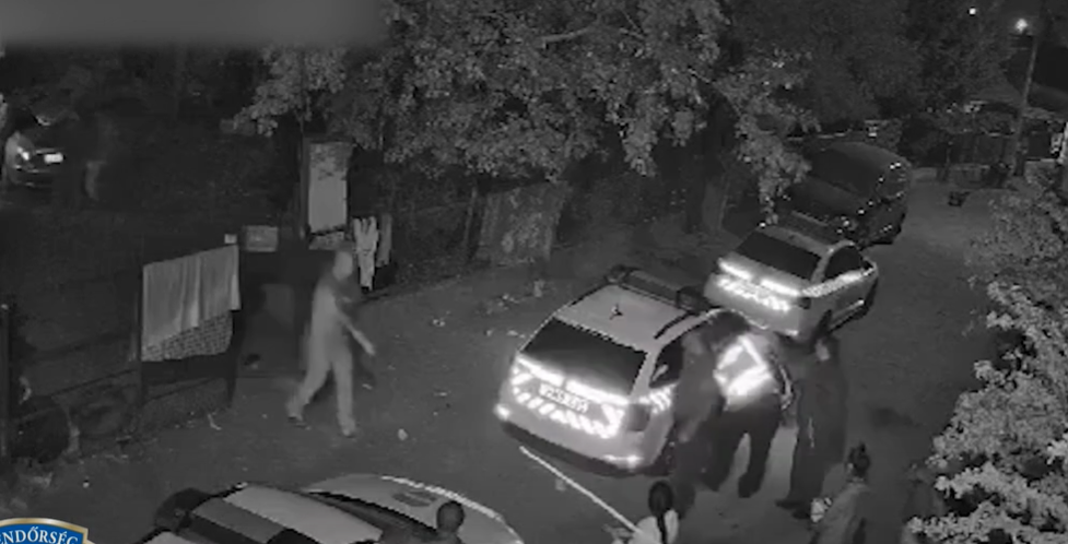 Pillanatok alatt lepték el a rendőrök a környéket: így ütöttek rajta a zsaruk a lányokat kisemmiző apán és fián Kistarcsán – videó