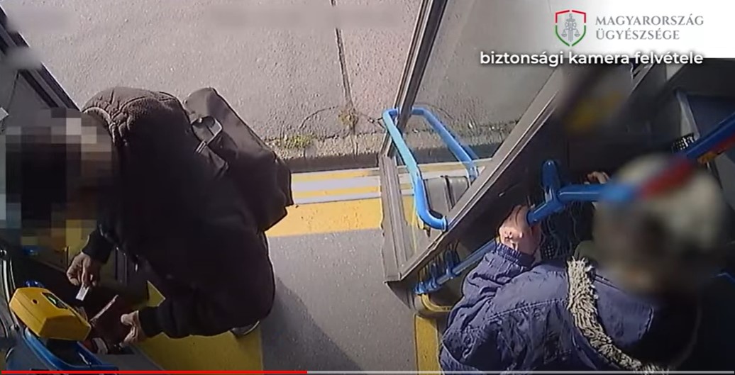 A buszon szúrta ki magának az idős nénit: ököllel ütötte majd kirabolta 74 éves áldozatát egy férfi Kőbányán – videó