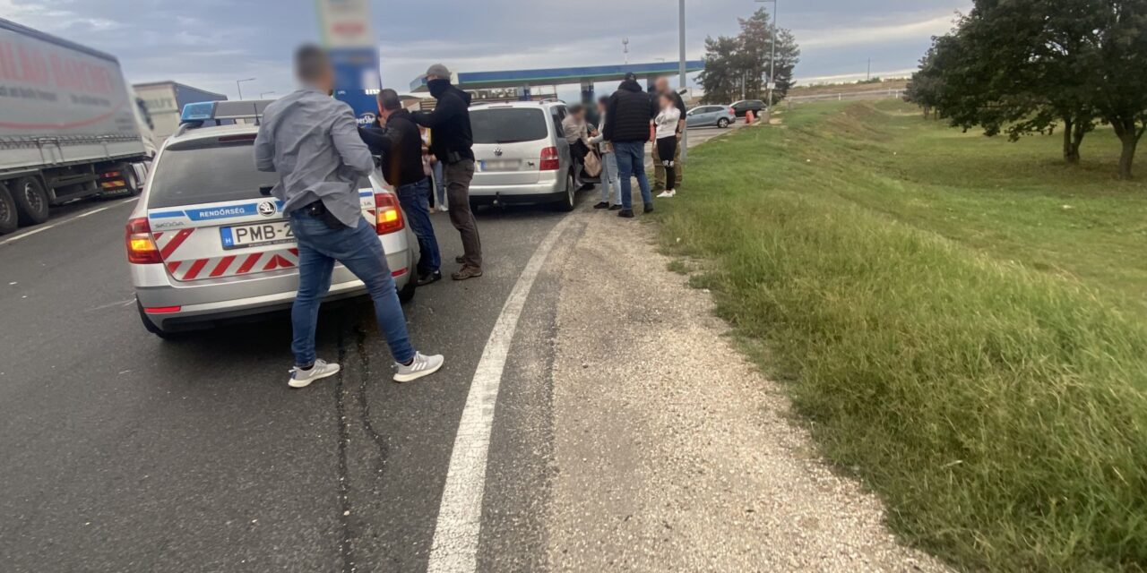 Budapesten vettek fel egy lányt: A M5-ösön ütöttek rajta a fiatal nőket kihasználó banda tagjain – Németországba küldték őket, hogy a testüket árulják – videó