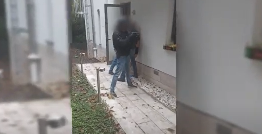Hatalmas pénzeket tett zsebre a kokainnal kereskedő testvérpár, de a Pest megyei zsaruk elől nem volt menekvés – videón a rajtaütés