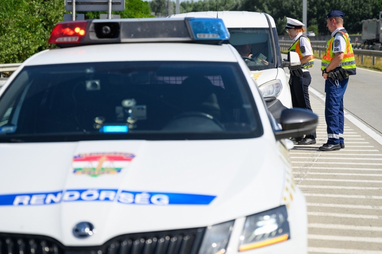 Fokozott ellenőrzés lesz Budapesten, akárkit, akármikor, akármiért igazoltathatnak és átvizsgálhatnak a rendőrök!