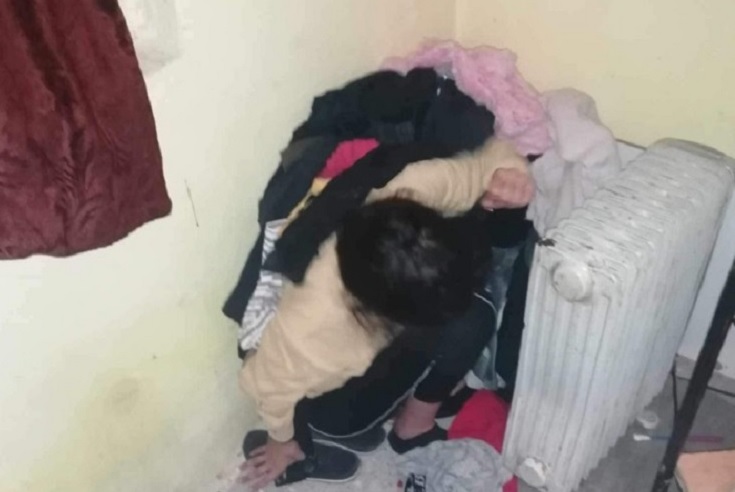 „Valamije csak kikandikált alóla” – a szennyes ruhák alatt próbált elbújni a körözött nő a rendőrök elől Kiskunlacházán