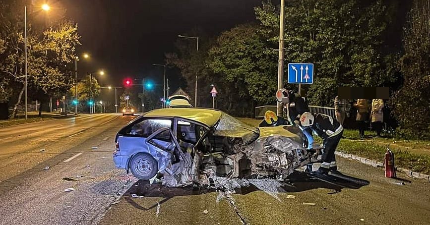 Nem csillapodik a feszültség Szentendrén: ittas fiatalok csapódtak egy villanyoszlopnak éjszaka a belvárosában