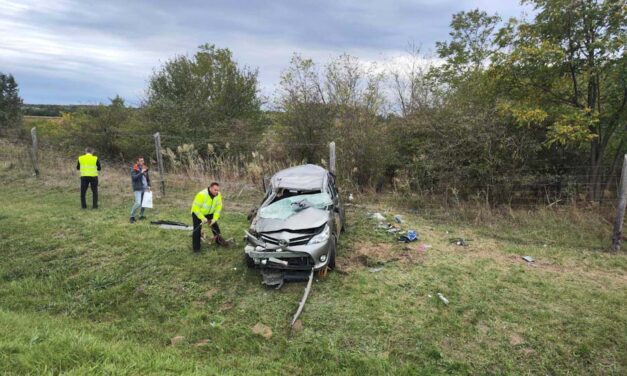 Elaludhatott az idős sofőr az M5-ös autópályán, árokba csapódott az autójával – helyszíni fotók