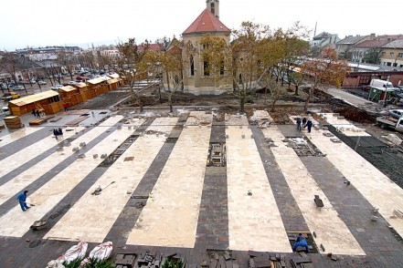 Nem sokon múlt a tragédia: betondarabok hullottak egy arra haladó autóra az újpesti trafóháznál