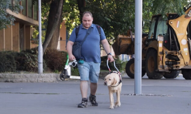 Rosszul segítettek a látássérült férfinek Óbudán, mindketten beleestek egy építési gödörbe