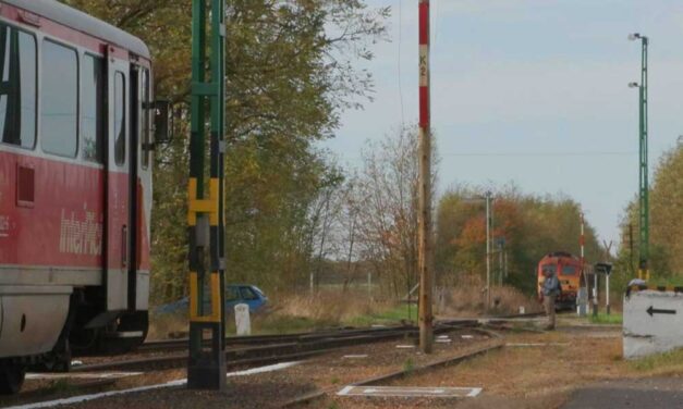 Majdnem egymásnak ment két vonat azon az állomáson, amelyen nyáron a kicsapódó gőz miatt égési sérüléseket szenvedtek az utasok