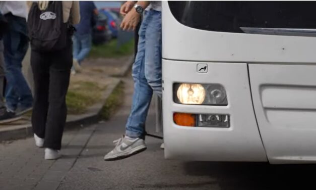 Lerobbant az M1-esen a Budapestre tartó vonatpótló busz: a sofőr rendőrrel kezdte fenyegetni az utasokat