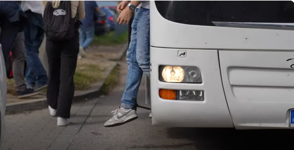 Lerobbant az M1-esen a Budapestre tartó vonatpótló busz: a sofőr rendőrrel kezdte fenyegetni az utasokat