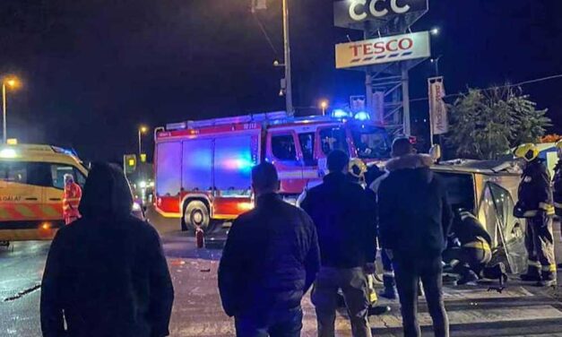Durva baleset a Tesconál – Úgy oldalba trafálta a Lada a Volkswagent, hogy felborult, a sofőrt csak feszítővágóval lehetett kiszedni – Fotók