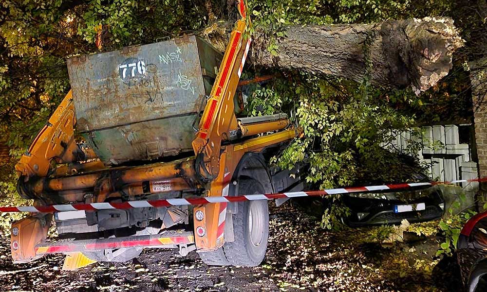 Az autósok rémálma valósult meg az éjjel: letarolta egy teherautó az utcán parkoló járműveket, egy Hondát teljesen összenyomott
