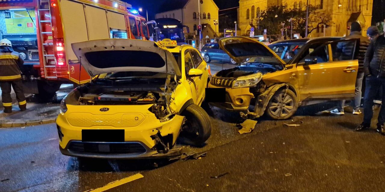 Óriási volt a káosz az Üllői úton: három autó rohant egymásba a csúcsforgalomban – fotók a helyszínről