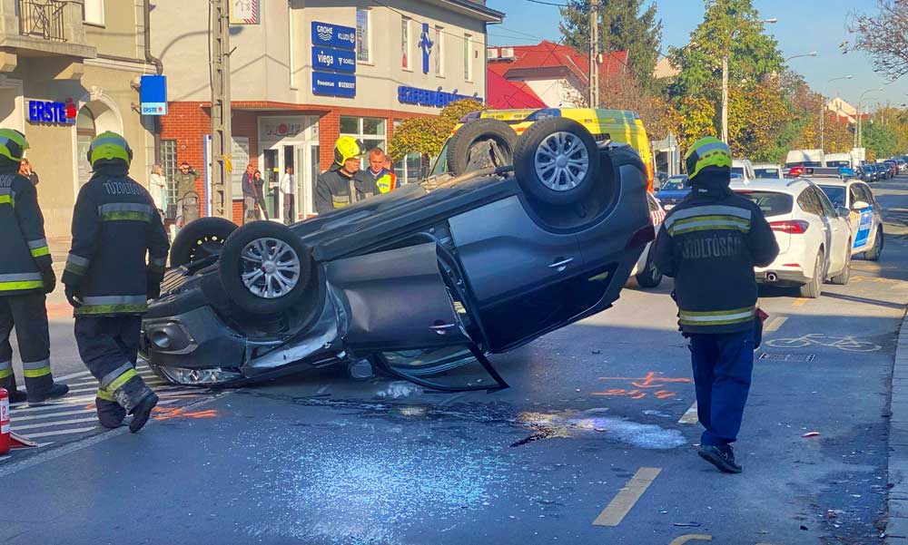 Óriási karambol Dunakeszi főutcáján, egymás után törtek össze az autók, rengeteg rendőr érkezett a helyszínre – Fotók