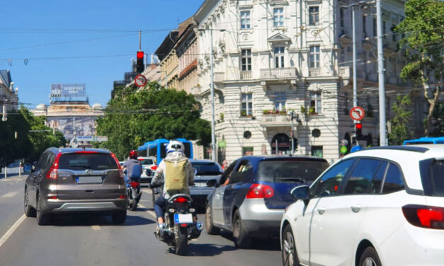 Ezen tutira kiakadnak a sofőrök: az elektromos autók vezetéséhez is új jogsi kellhet