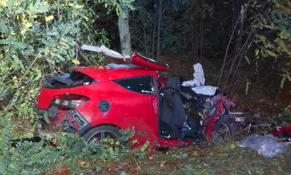 Durva baleset a 4-es főúton: olyan gyorsan mentek a fiatalok, hogy több fát is kidöntött az autójuk, egy focista lélegeztetőgépen van