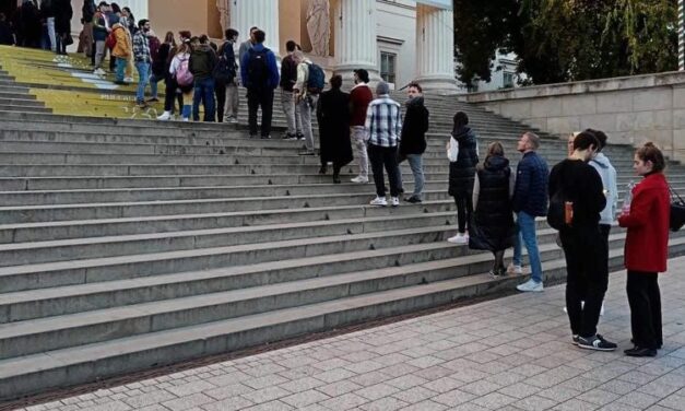 Visszanyalt a fagyi: mégis látogathatják a Nemzeti Múzeum fotókiállítását a 18 éven aluliak