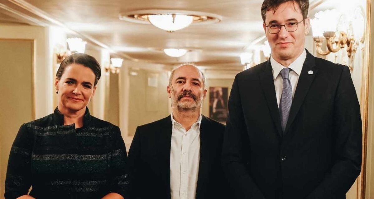 Így ünnepelte Novák Katalin és Karácsony Gergely Budapest 150 éves születésnapját a Vígszínházban – közös fotó is készült