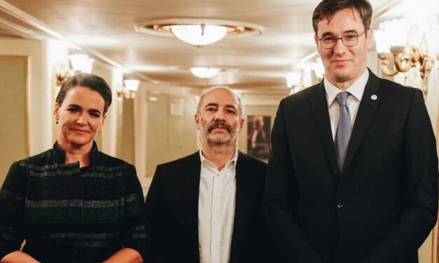 Így ünnepelte Novák Katalin és Karácsony Gergely Budapest 150 éves születésnapját a Vígszínházban – közös fotó is készült