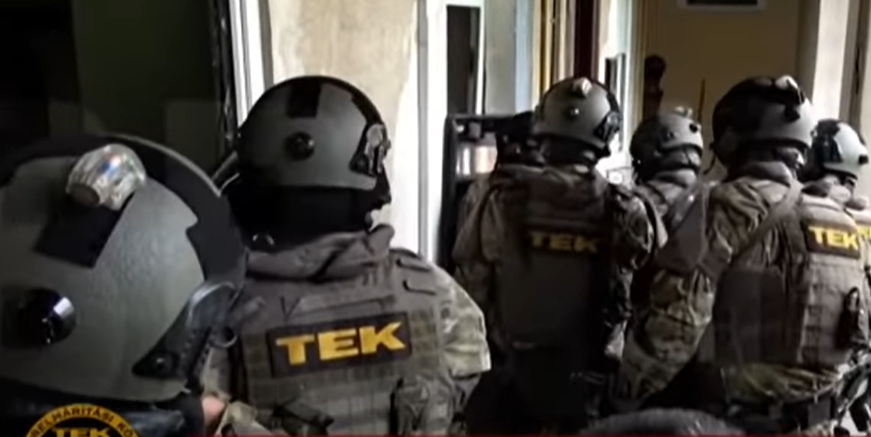 Bombagyártással foglalkozhatott az a törökbálinti férfi, aki a TEK-es akció közben lőhette magát fejbe: életveszélyes állapotban szállították a Kútvölgyibe