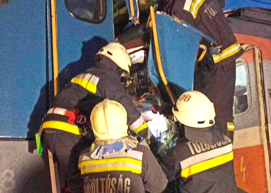 Sápi vonatbaleset: kómában van az életveszélyesen megsérült mozdonyvezető