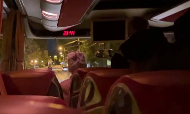 Vannak bajok: utasok mutatták az utat a vonatpótló busz sofőrjének – videó