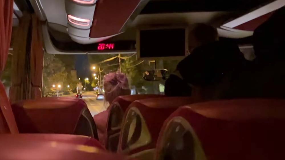Vannak bajok: utasok mutatták az utat a vonatpótló busz sofőrjének – videó