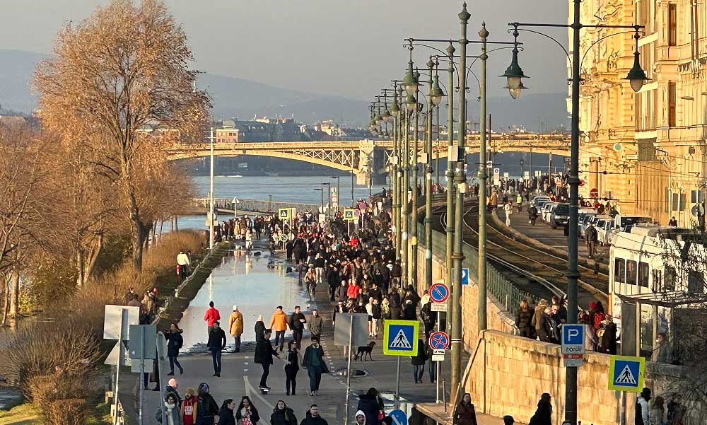 Beindult a katasztrófaturizmus, mindenki a megáradt Dunát akarta látni – FOTÓK