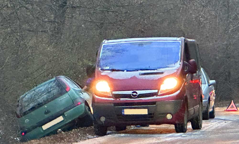 Járhatatlan utak, árokba csúszott autók, közben sokkoló videót hoztak nyilvánosságra a magyar autópályákon történt balesetekről