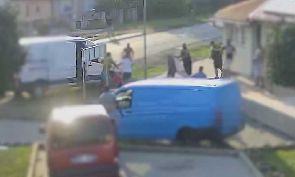 Balhé a benzinkúton: vascsővel püfölték a rokonok a férfi haragosát