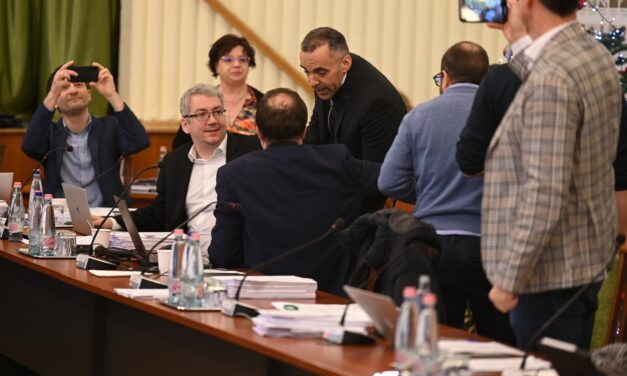 „Fideszes, ne lopál!” – balhé a józsefvárosi képviselő-testületi ülésen, tettlegességbe torkolt a fideszes és a momonetumos képviselők vitája