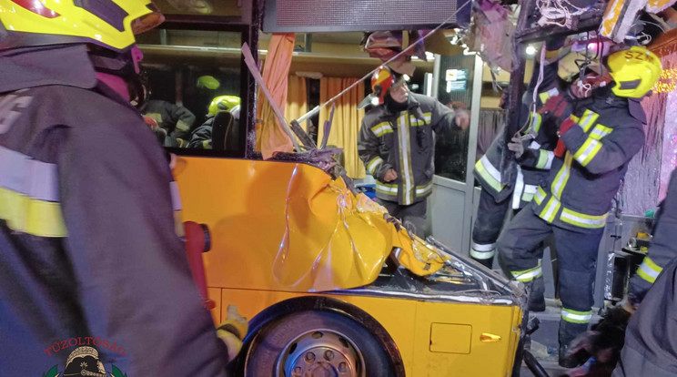 Súlyos baleset történt az 51-es főúton: egy Volánbusz, egy kamion és egy személyautó ütközött, több súlyos sérült van