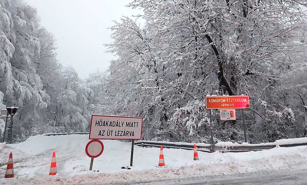 Felejtsd el a szánkózást Dobogókőn, lezárták a hegyre vezető utakat