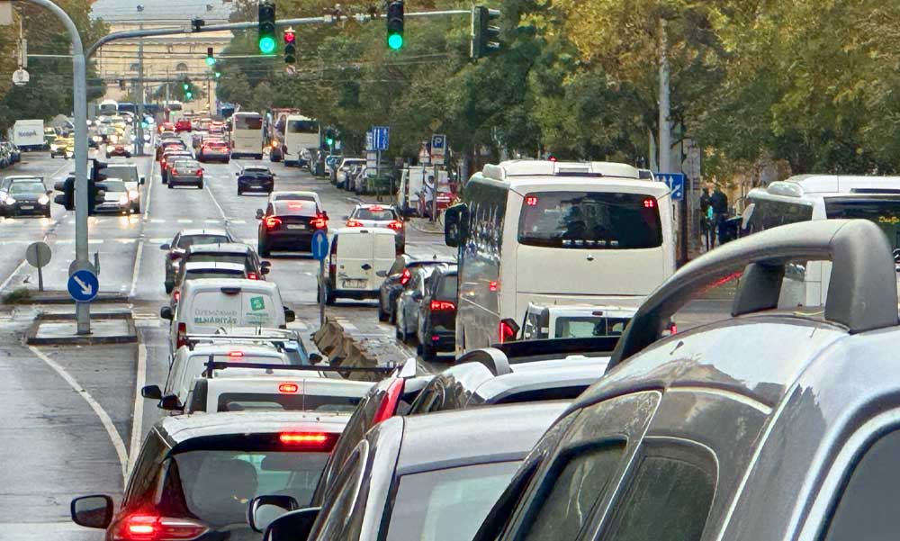 Vége az ész nélkül kiadott zöld rendszámok korszakának, több tízezer autós bukhatja el az ingyenes parkolást is
