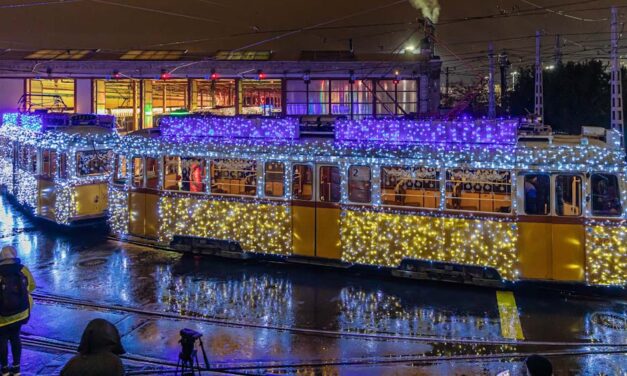 Újra elindult a BKV fényflottája, idén 9 járművet díszítettek ünnepi fényekbe