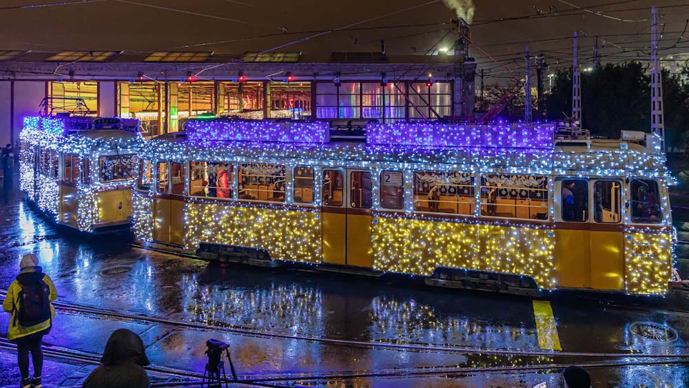 Újra elindult a BKV fényflottája, idén 9 járművet díszítettek ünnepi fényekbe