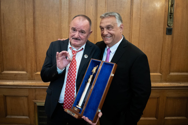 „Mondjon nekem valaki egy olyan formátumú politikust ma a világból, mint Orbán Viktor” – mondta a Beatrice 45. születésnapjára készülő Nagy Feró