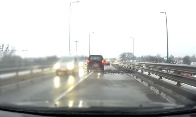 Óriási a kátyú a Csömöri úti felüljárón, csak a szembesávban lehet kikerülni – videó