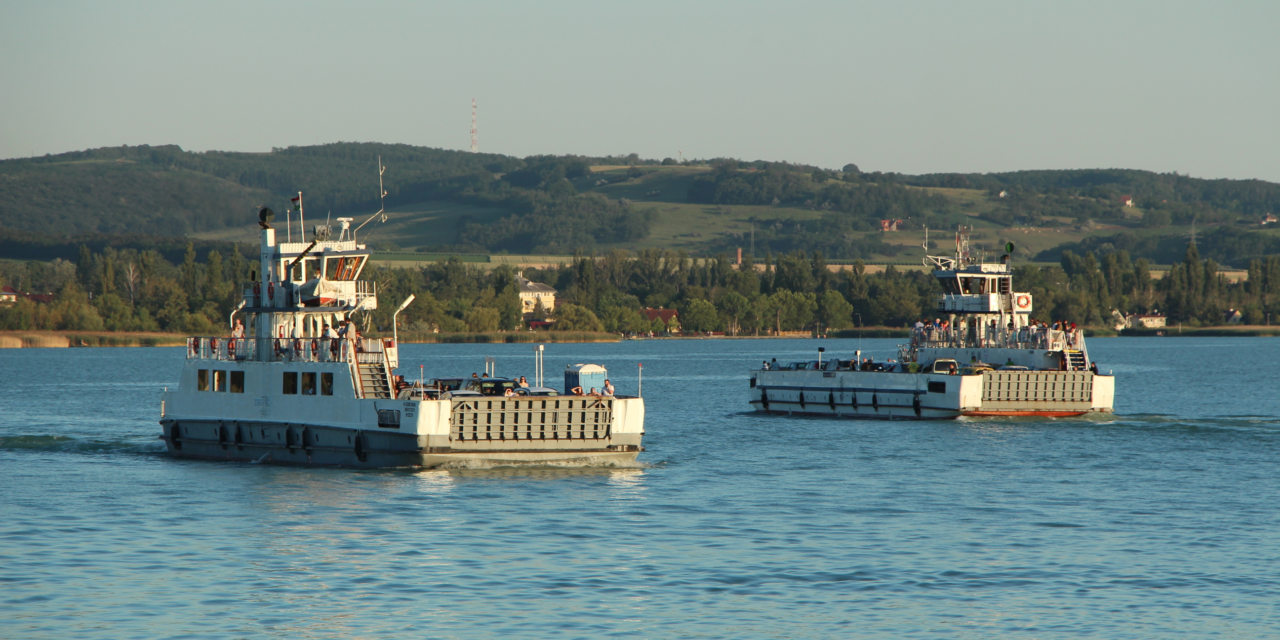 Sokan lesznek a Balatonnál az ünnepek idején, így járnak a kompok és van egy jó hír: sokan ingyen utazhatnak